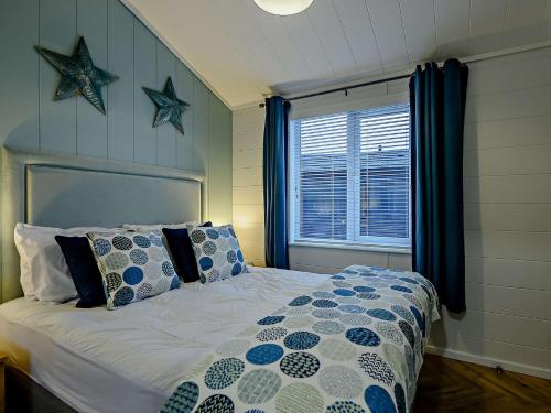 a bedroom with a bed with stars on the wall at 2 Bed in Dunwich 91030 in Westleton