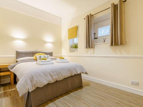 Postel nebo postele na pokoji v ubytování 3 Bed in Whitby 90810