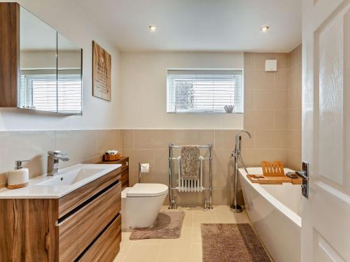 łazienka z toaletą, umywalką i wanną w obiekcie 4 Bed in Richmond 90852 w mieście Richmond