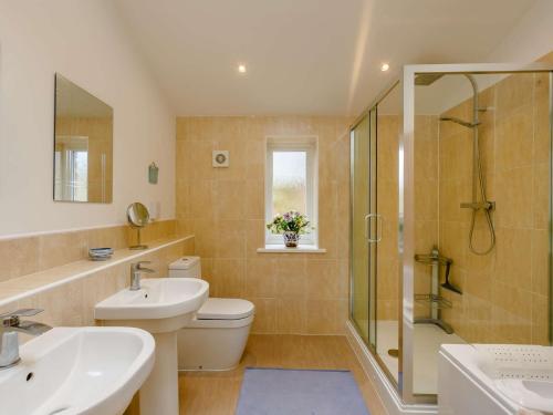 a bathroom with a toilet sink and a shower at 1 Bed in Gamblesby 91164 in Kirkoswald