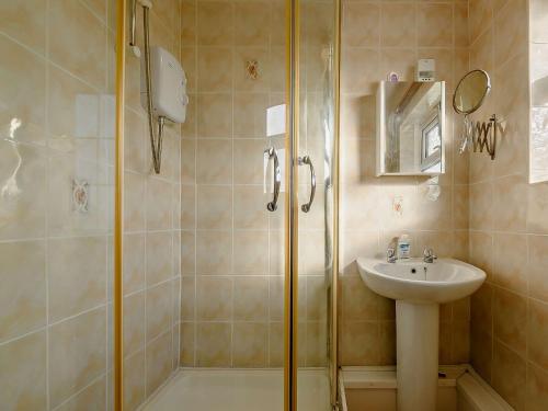 W łazience znajduje się prysznic i umywalka. w obiekcie 2 bed in Gower 91222 w mieście Knelston