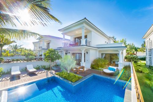 uma vista aérea de uma villa com piscina em Danang Marriott Resort & Spa, Non Nuoc Beach Villas em Da Nang