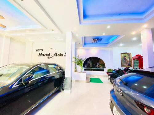 uma garagem com dois carros estacionados nela em Hanoi Asia 2 Long Bien em Hanói