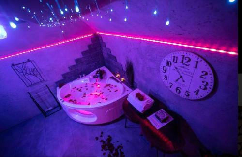 Galería fotográfica de Apartament NEON Z JACUZZI -Klima -RYNEK CENTRUM &Parking en Kielce