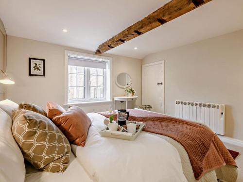 een slaapkamer met een bed en een dienblad bij 2 Bed in Sheriff Hutton 90906 in Sheriff Hutton