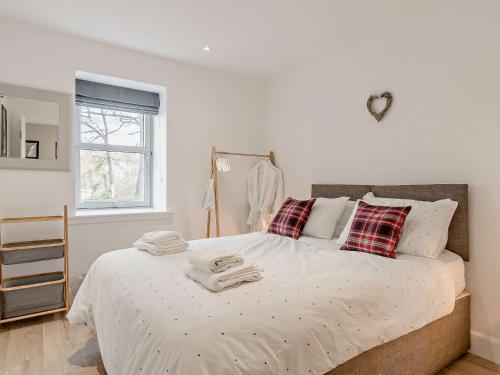 a bedroom with a bed with towels on it at 3 Bed in Comrie 90794 in Comrie