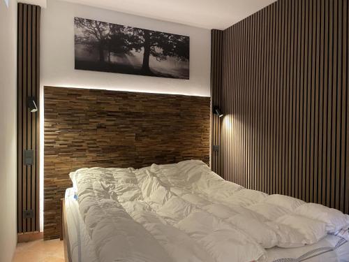 ヴィンターベルクにあるNordsternchen Winterbergのレンガの壁、大きなベッド付きのベッドルーム1室