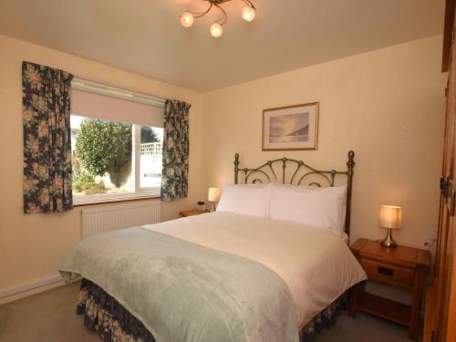 a bedroom with a large bed and a window at 2 Bed in New Romney 91126 in Greatstone