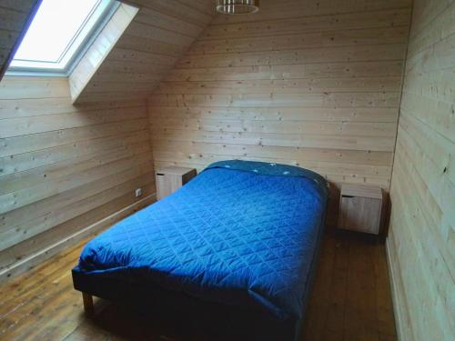 um quarto com uma cama num quarto de madeira em Grande maison 7 chambres em Cheylade