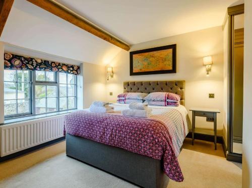 Un dormitorio con una cama grande y una ventana en 2 Bed in Bakewell 91038, en Bakewell