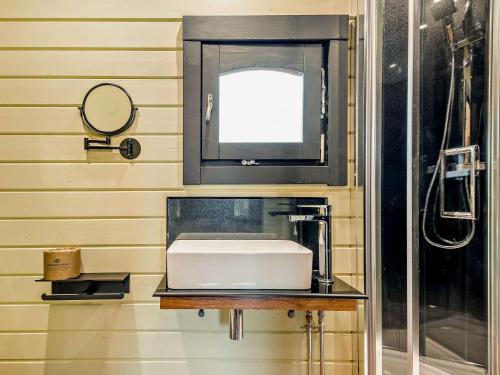 a bathroom with a sink and a mirror at 1 Bed in Malvern 91025 in Castlemorton