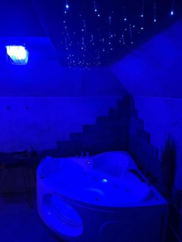 Galería fotográfica de Apartament NEON Z JACUZZI -Klima -RYNEK CENTRUM &Parking en Kielce