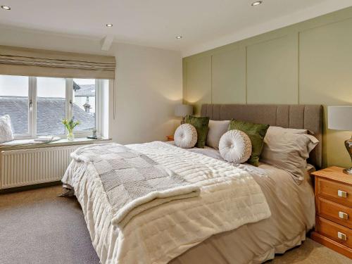 - une chambre avec un grand lit et une fenêtre dans l'établissement 3 Bed in Gilwern 91181, à Gilwern