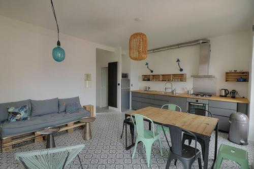 un salon avec un canapé et une table dans l'établissement Appartement centre ville Citadelle Ajaccio, à Ajaccio