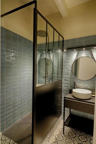 une salle de bain avec un lavabo et une douche avec un miroir dans l'établissement Appartement centre ville Citadelle Ajaccio, à Ajaccio