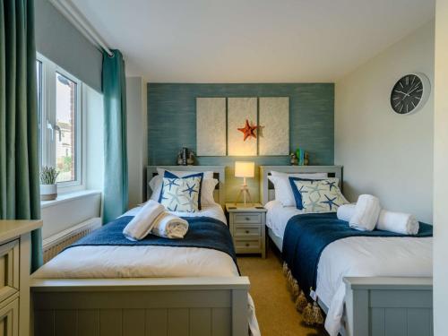 En eller flere senger på et rom på 3 Bed in Lulworth Cove 91198