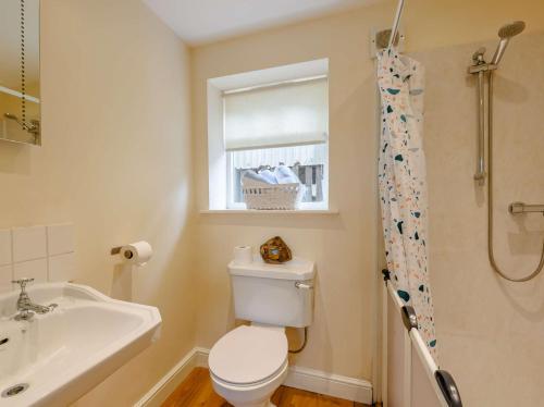 uma casa de banho com um WC, um lavatório e um chuveiro em 2 Bed in Caunton 91051 em Caunton