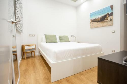 a bedroom with a large white bed in a room at Ideal flat in the Retiro area - C5 in Madrid