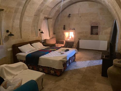 Llit o llits en una habitació de Yeşilöz inn Cave otel