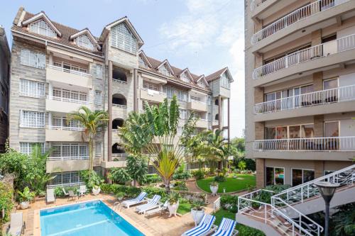 un edificio de apartamentos con piscina y patio en Eldon Suites & Apartments en Nairobi