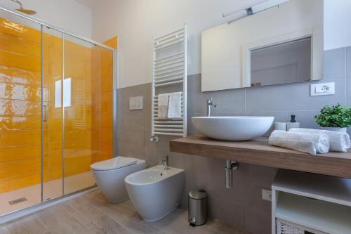 y baño con lavabo y aseo. en BO 40 SELF CHECK-IN - Appartamento Fiera-Tecnopolo en Bolonia