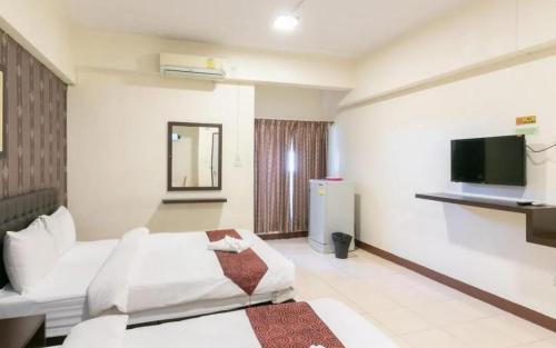 ein Hotelzimmer mit einem Bett und einem TV in der Unterkunft B9 Airport Resident in Lat Krabang