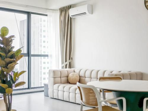sala de estar con sofá blanco y mesa en Urban Suites @ Penang, en Jelutong