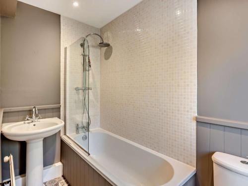 ein Badezimmer mit einem Waschbecken, einer Badewanne und einem WC in der Unterkunft 3 Bed in Richmond 91351 in Easby