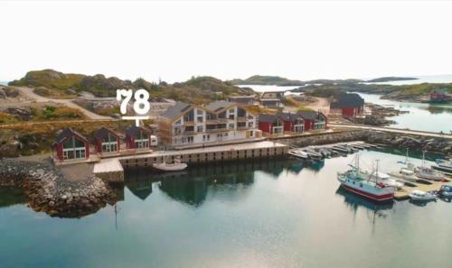 una vista aerea di un porto turistico con barche in acqua di Spektakulær rorbu i autentiske omgivelser a Ballstad