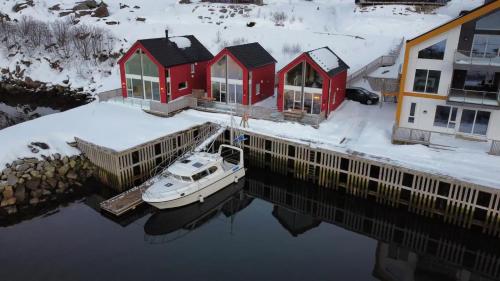 Spektakulær rorbu i autentiske omgivelser في بولستاد: مرسى القارب امام بعض البيوت