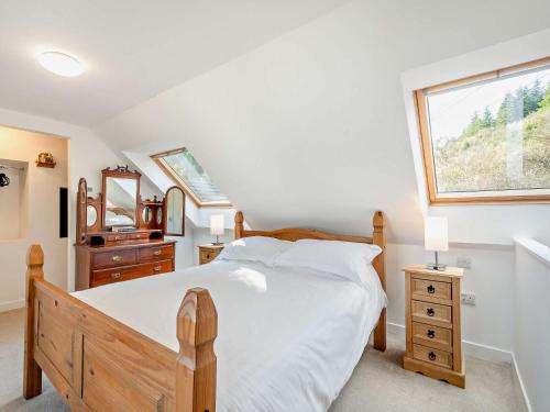 Un dormitorio con una cama grande y una ventana en 1 Bed in Inveraray 91310 en Crarae