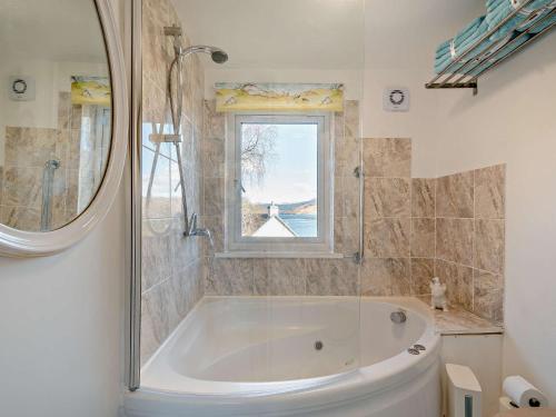 y baño con bañera y ventana. en 1 Bed in Inveraray 91310 en Crarae