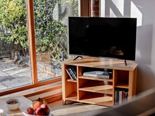 Μια τηλεόραση ή/και κέντρο ψυχαγωγίας στο 1 Bed in Mattersey 91308