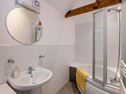 a white bathroom with a sink and a mirror at 3 Bed in Mattersey 91307 in Mattersey