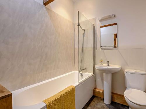 a bathroom with a sink and a toilet and a shower at 3 Bed in Mattersey 91307 in Mattersey