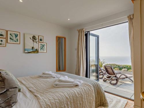 a bedroom with a bed with a view of the ocean at 2 Bed in Whitsand Bay 91328 in Antony