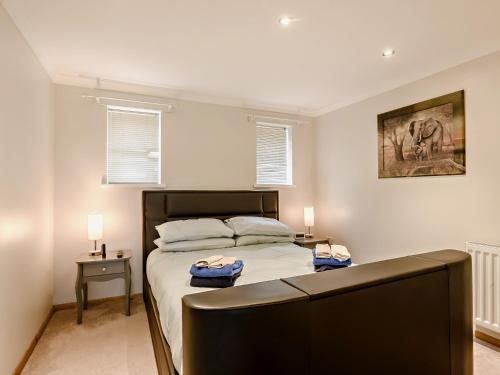 Un pat sau paturi într-o cameră la 3 Bed in Stalham 91479