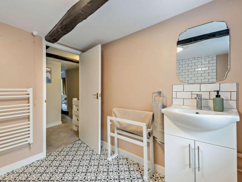 a bathroom with a sink and a mirror at 2 Bed in Hay-on-Wye 91484 in Hay-on-Wye