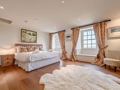 um quarto com 2 camas e um tapete em 5 Bed in Keswick 91503 em Embleton