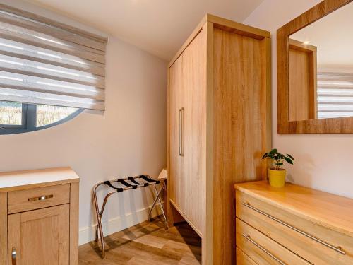 kuchnia z drewnianą szafką i oknem w obiekcie 4 bed property in Worcester 91592 w mieście Worcester