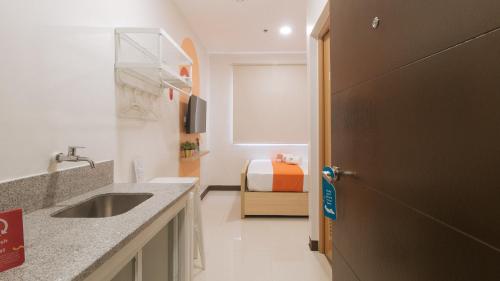 Kuchyň nebo kuchyňský kout v ubytování Sans Hotel at One JD Place Makati by RedDoorz