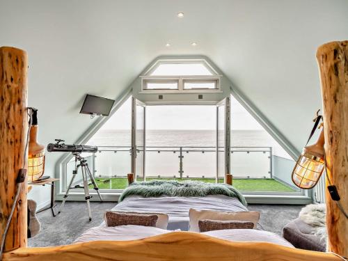 - une chambre avec un lit et une grande fenêtre dans l'établissement 3 Bed in Whitstable 91641, à Seasalter