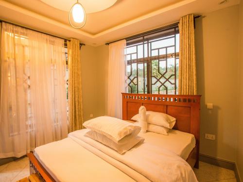 1 Schlafzimmer mit 2 Betten und einem Fenster in der Unterkunft Medan Hotel in Ngateu
