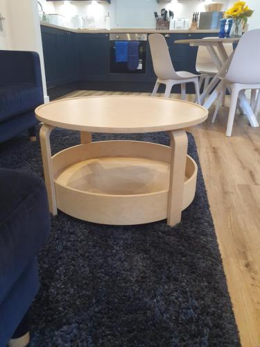 a wooden coffee table with a circle around it at The Creek-Stone Den in Oban