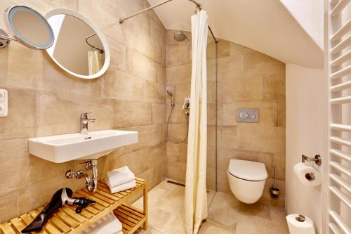 y baño con lavabo, aseo y espejo. en Alpenwelt I, en Garmisch-Partenkirchen