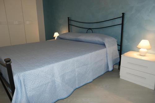 מיטה או מיטות בחדר ב-Appartamento Carducci 1 by Salentoville Gallipoli
