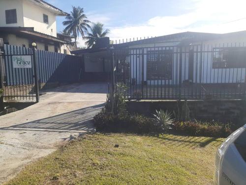 una valla de hierro forjado frente a una casa en Entire 3 bedroom Fully Furnished House, 6 Guests, en Suva