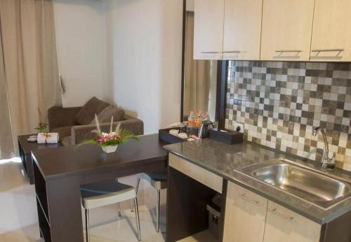 una cucina con lavandino e piano di lavoro di Mugiwara Hotel&Apartment a Batulicin