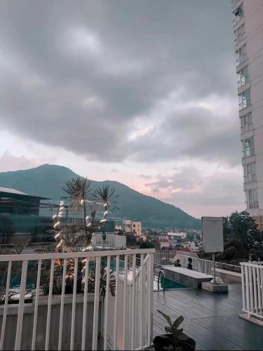 vista dal balcone di un edificio di Mugiwara Hotel&Apartment a Batulicin