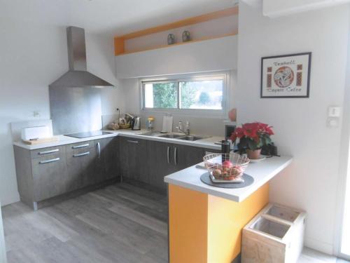 une cuisine avec un évier et un plan de travail dans l'établissement Maison 3 pièces 4 personnes - LAORA, à Sarzeau